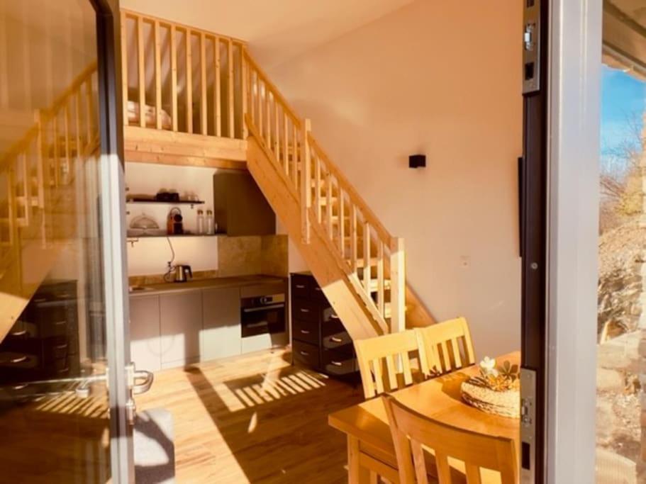 Chic Small New Apartment Up To 4 People, Pets Allowed Lens Exterior photo